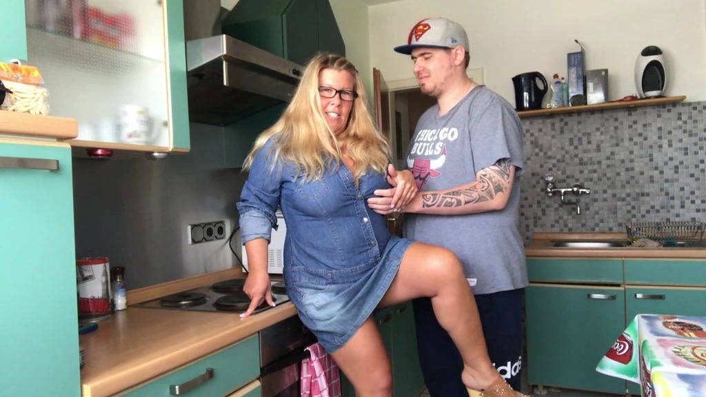 sexy foto nr. 3 von ^^Maklerin hat eindeutig zweideutige Absichten!!!!