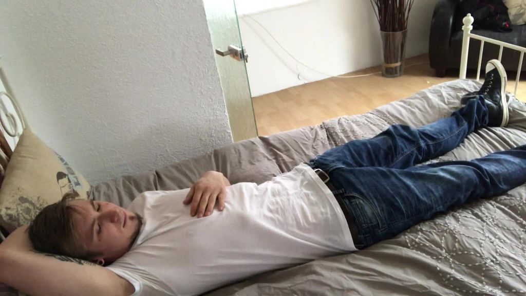 sexy foto nr. 1 von Schulfreund vom Stiefsohn 19J. chillt bei uns.. FACIAL CUM