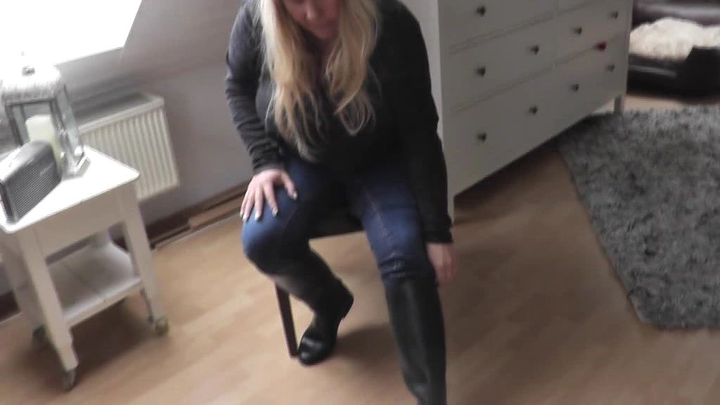 sexy foto nr. 3 von Der Gerichtsvollzieher mit der Schwäche für Reithosen