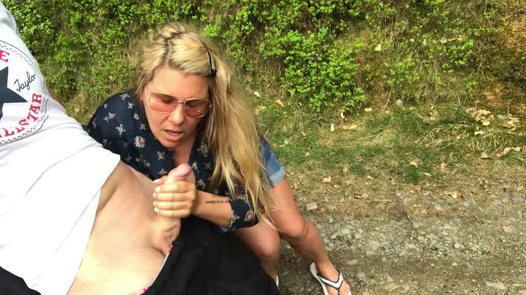 sexy foto nr. 10 von Im Wald rumgepimmelt.. Frische Luft ist so gesund