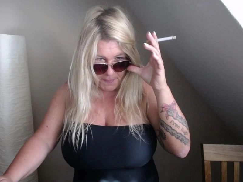 sexy foto nr. 3 von Sexy smoking - rauchen im Badeanzug