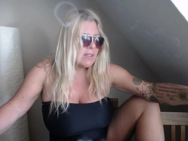 sexy foto nr. 4 von Sexy smoking - rauchen im Badeanzug