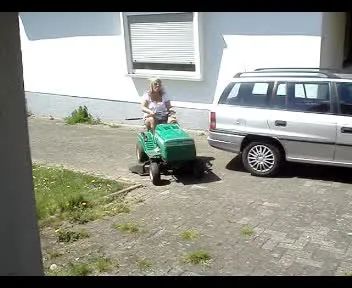 Gartenbau-Azubi 20j. in der Garage zum 1. Fick verfuehrt