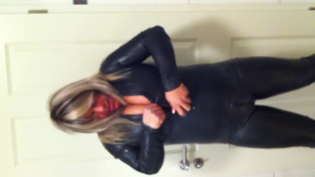 sexy foto nr. 3 von Latex Bombe - Overkill Boobs ! *privat*