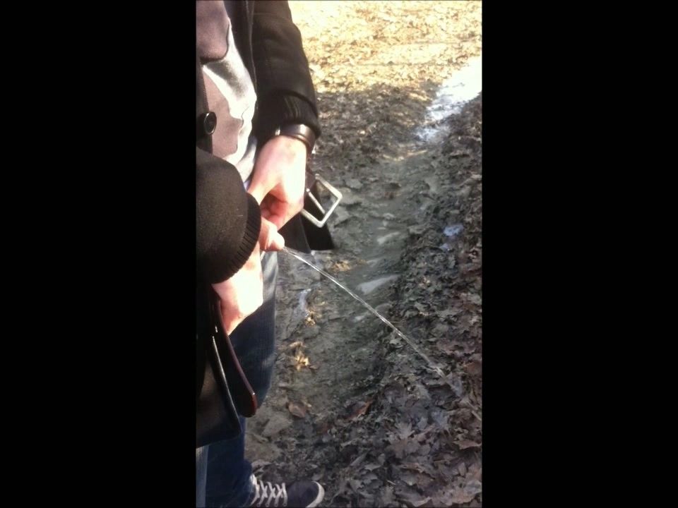 sexy foto nr. 2 von Junger Pisser im Wald - MilF im Glück - Intro