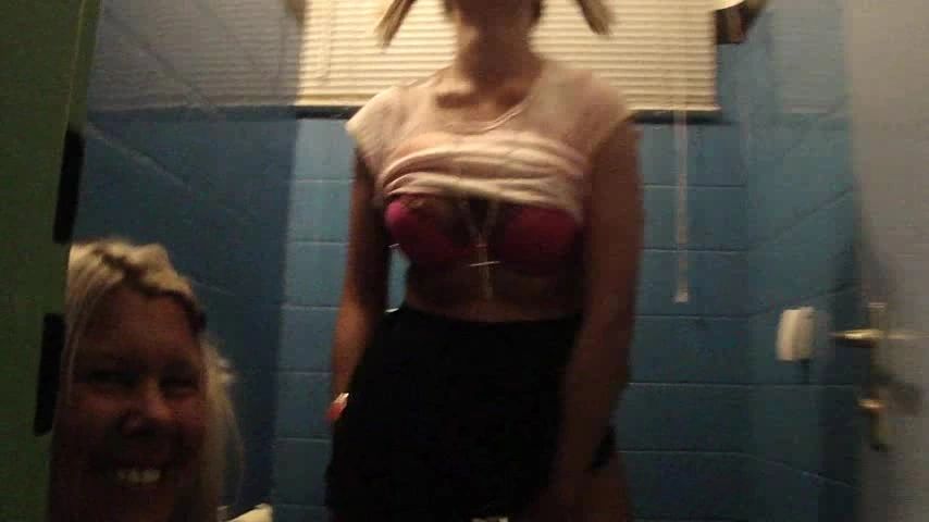 sexy foto nr. 8 von Mit Traumfrau aufm Dicso-Klo