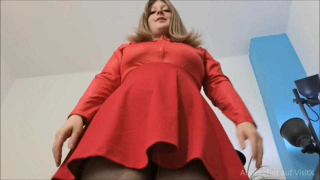 Hoden Kontrolleurin AnneRed zeigt Dir ihre Fotze