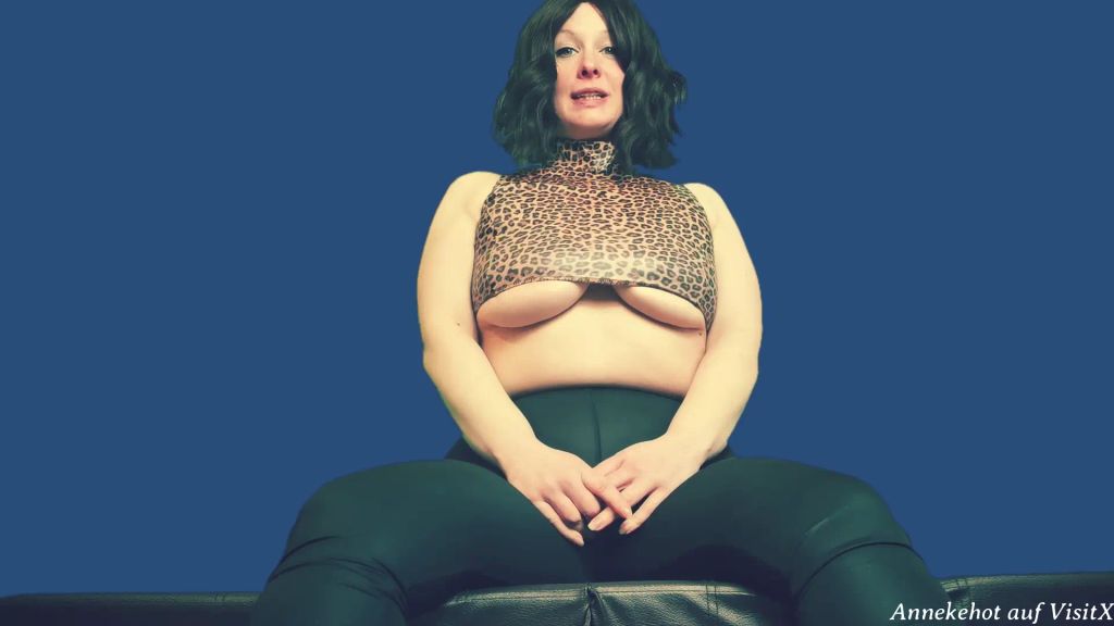 sexy foto nr. 1 von Kleines kniendes glotzendes Wichserchen