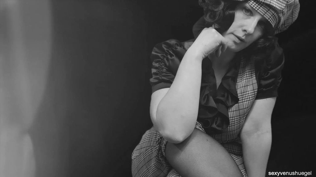 sexy foto nr. 1 von Lilly testet das Bückstück im Auftrag von Olivia