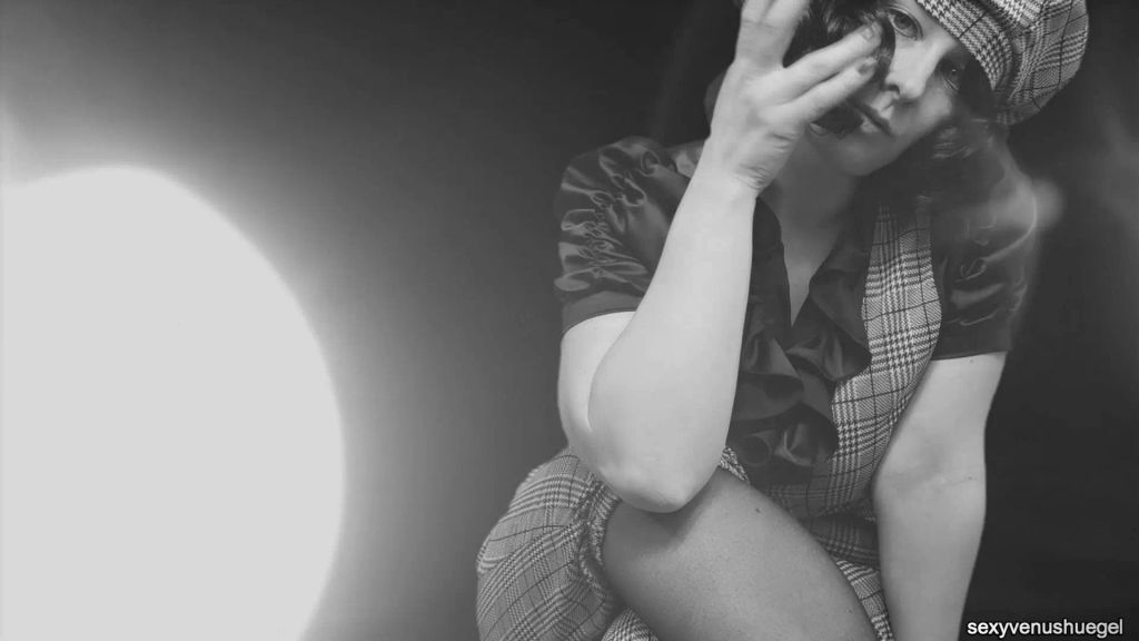 sexy foto nr. 2 von Lilly testet das Bückstück im Auftrag von Olivia