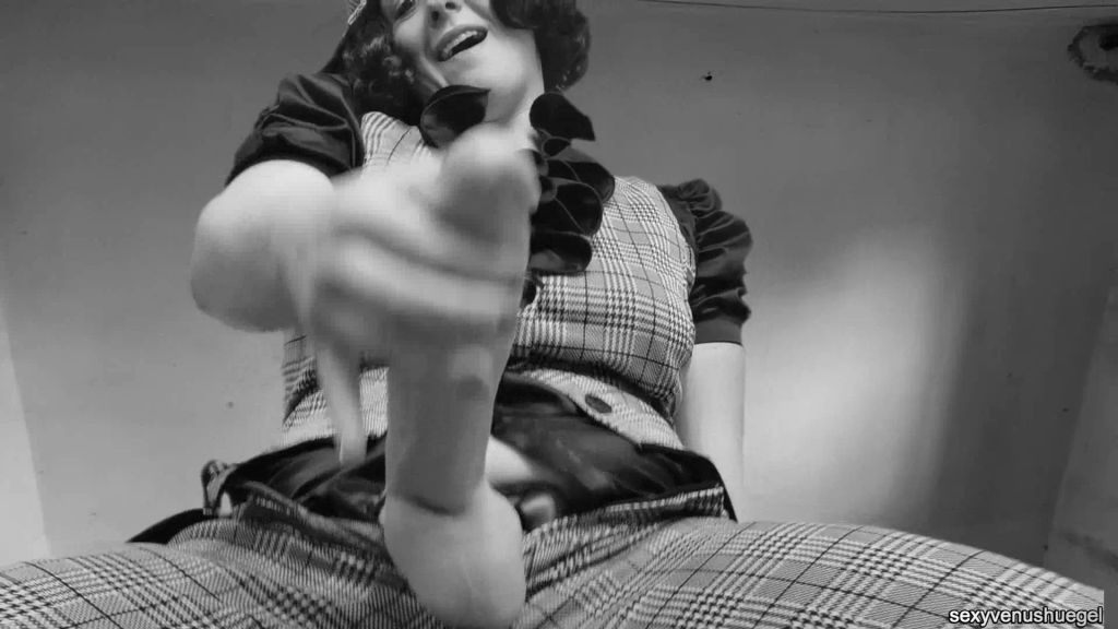 sexy foto nr. 8 von Lilly testet das Bückstück im Auftrag von Olivia