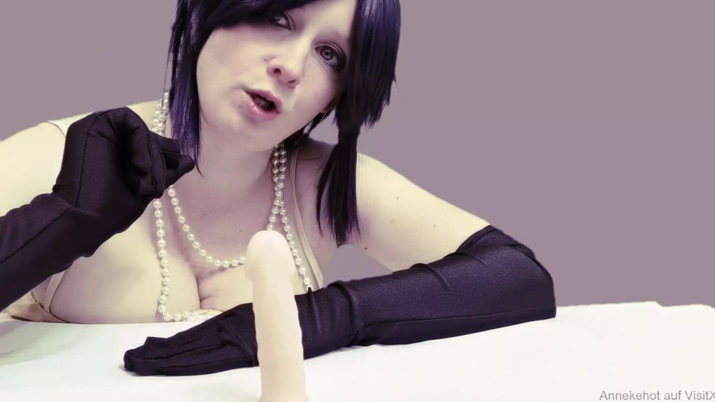 sexy foto nr. 3 von Schwiegermutter wichst den vorhautlosen Minischnipi