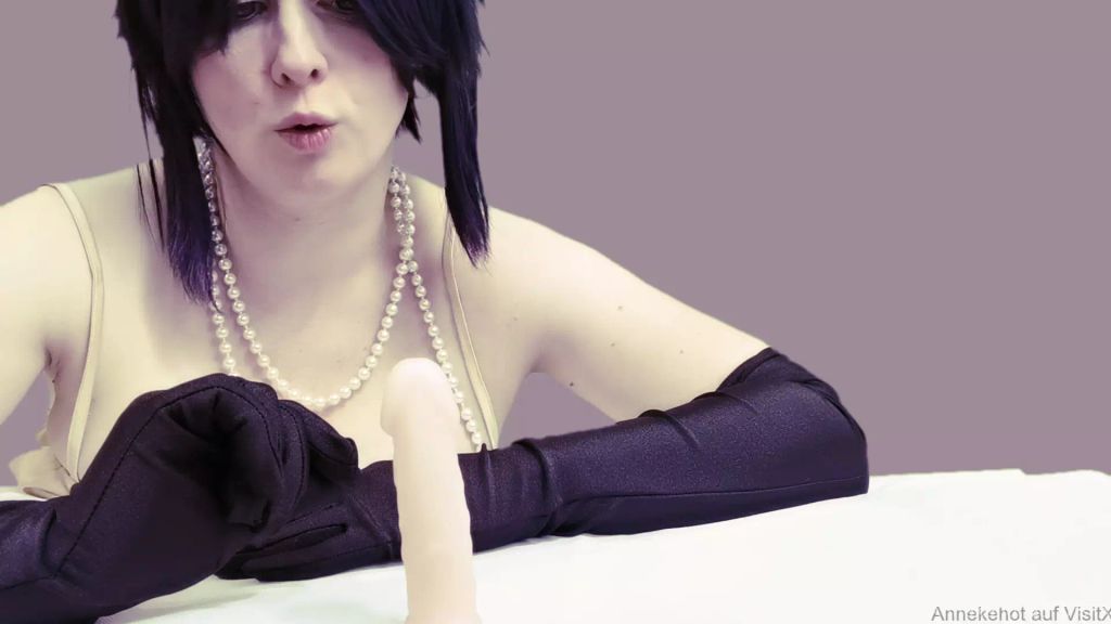 sexy foto nr. 4 von Schwiegermutter wichst den vorhautlosen Minischnipi