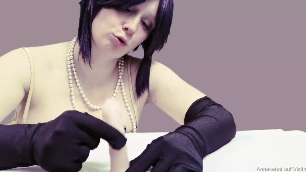 sexy foto nr. 5 von Schwiegermutter wichst den vorhautlosen Minischnipi