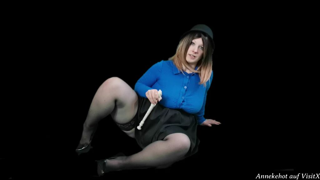 sexy foto nr. 3 von Flötistin zeigt haarige Fotze