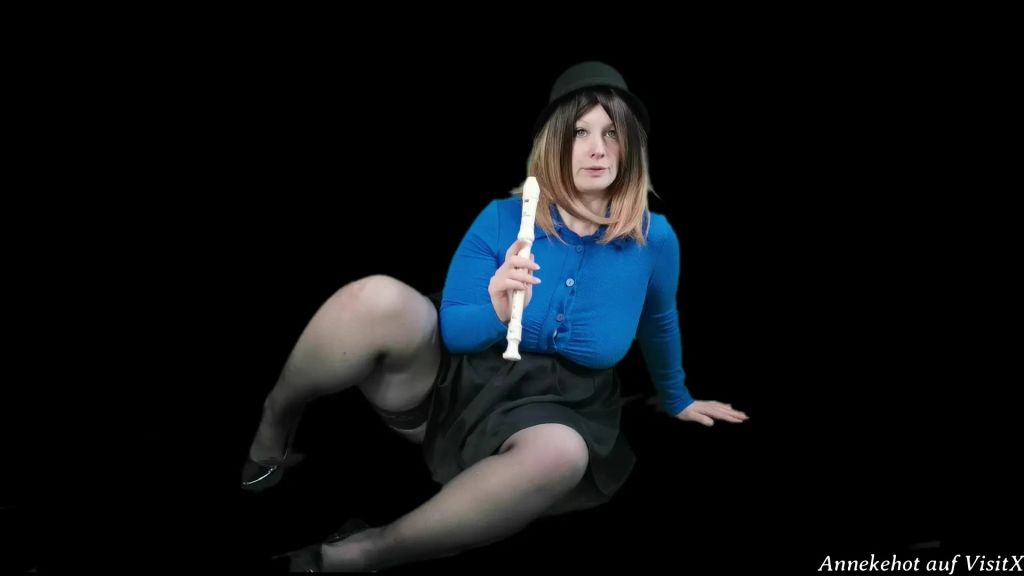 sexy foto nr. 10 von Flötistin zeigt haarige Fotze