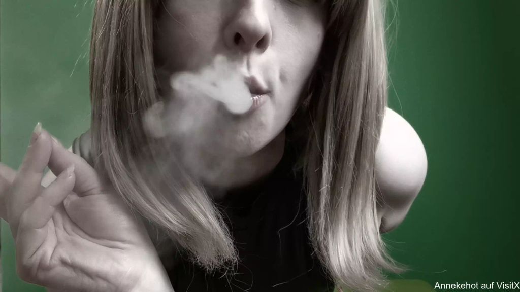 sexy foto nr. 2 von Göttin raucht - Genieße ihre Pause