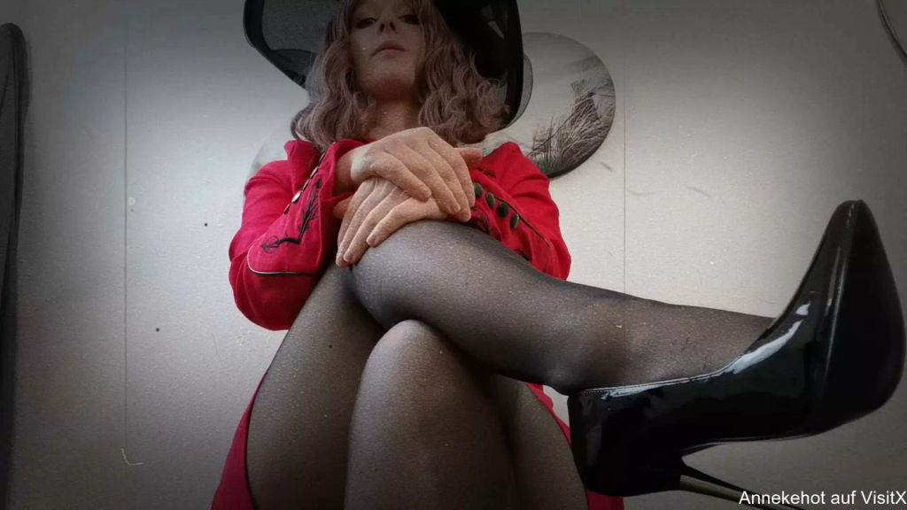 sexy foto nr. 3 von Madam lässt den Arbeiter tief durchatmen