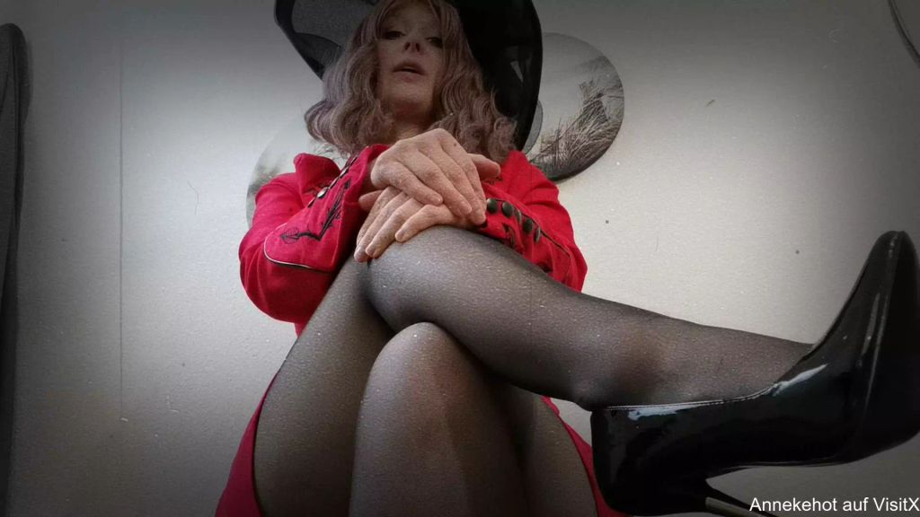 sexy foto nr. 4 von Madam lässt den Arbeiter tief durchatmen