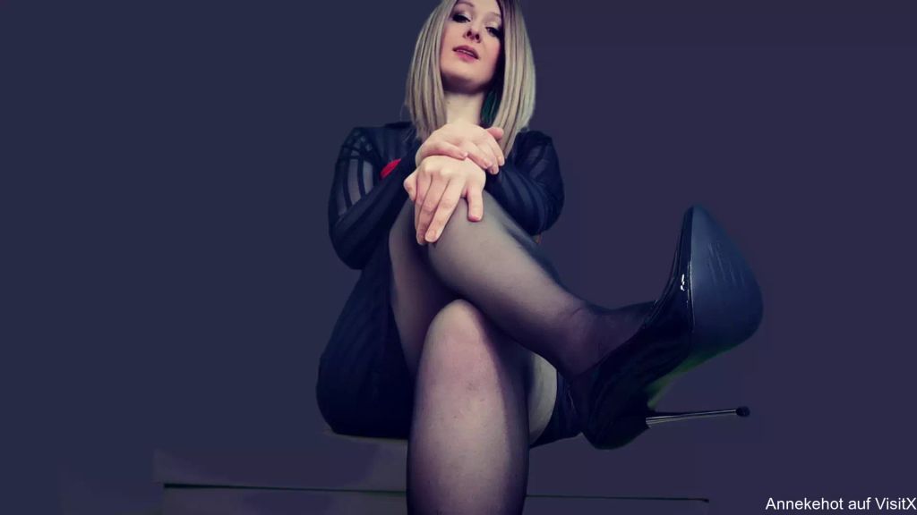 sexy foto nr. 4 von Inhaliere die Weiblichkeit Wichsdiener