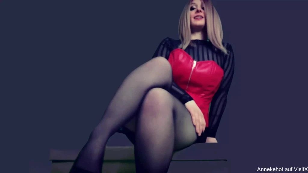 sexy foto nr. 10 von Inhaliere die Weiblichkeit Wichsdiener