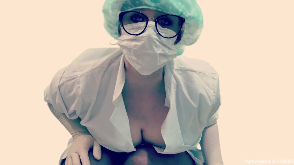 sexy foto nr. 2 von Krankenschwesterpisse weckt Dich auf