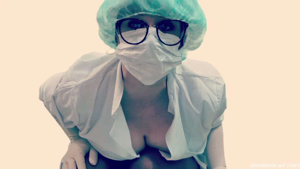 sexy foto nr. 4 von Krankenschwesterpisse weckt Dich auf