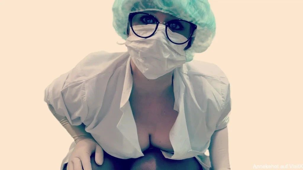 Krankenschwesterpisse weckt Dich auf