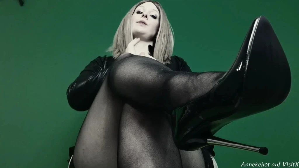 sexy foto nr. 9 von Vor Freunden - Wichsköter wird angewichst