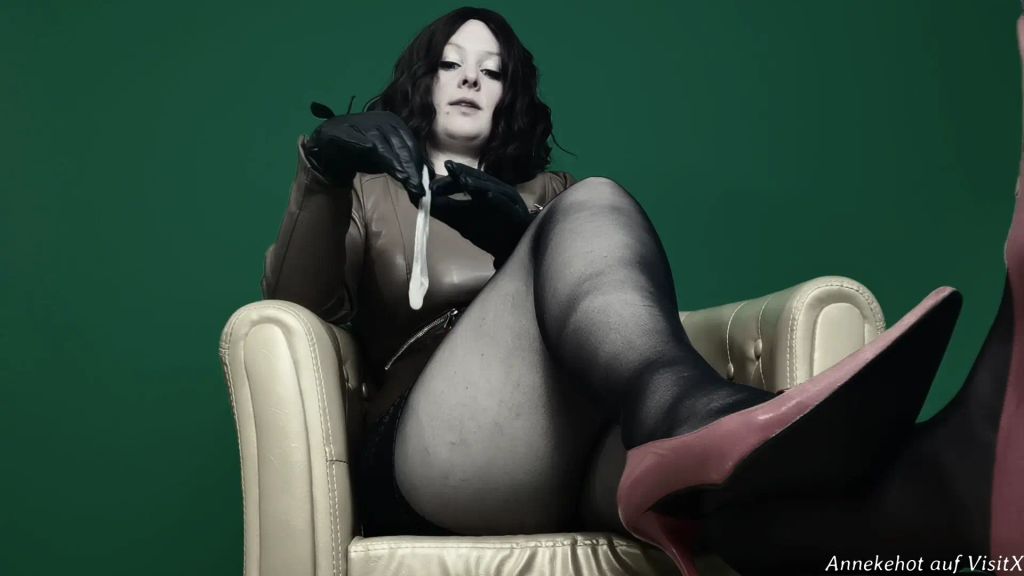 sexy foto nr. 1 von Schwiegermutter erniedrigt Dich immer mehr