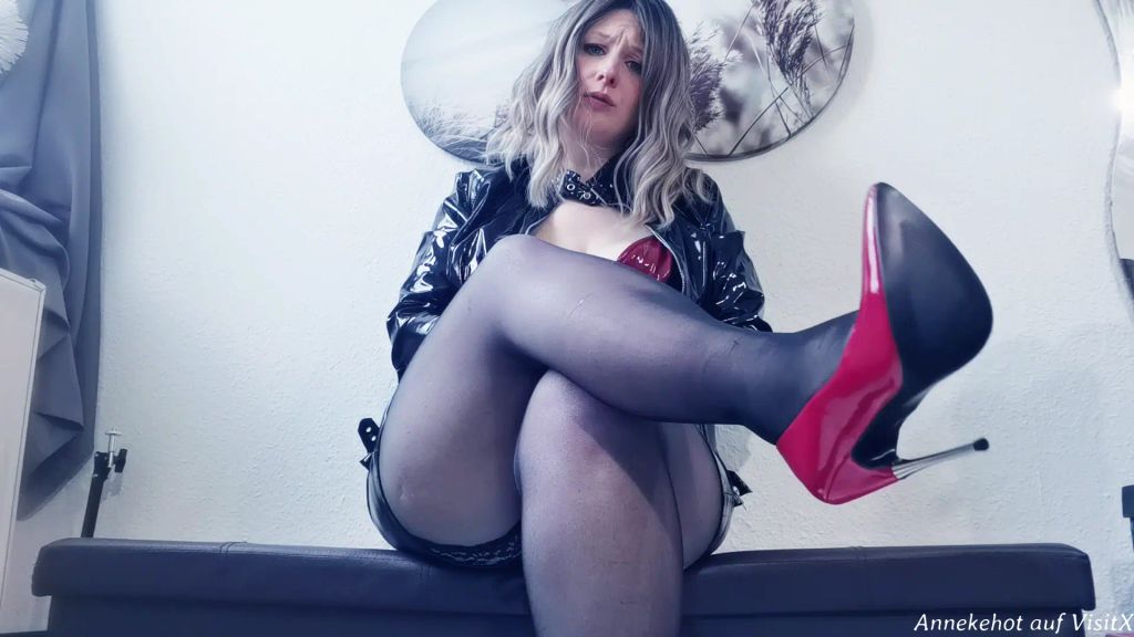 sexy foto nr. 2 von Vermieter/ Wichsköter bekommt den Vollpiss