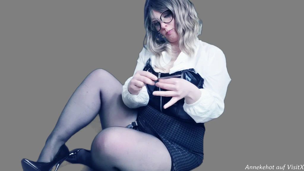 sexy foto nr. 1 von Sekretärinpisse - Chef darf glotzen