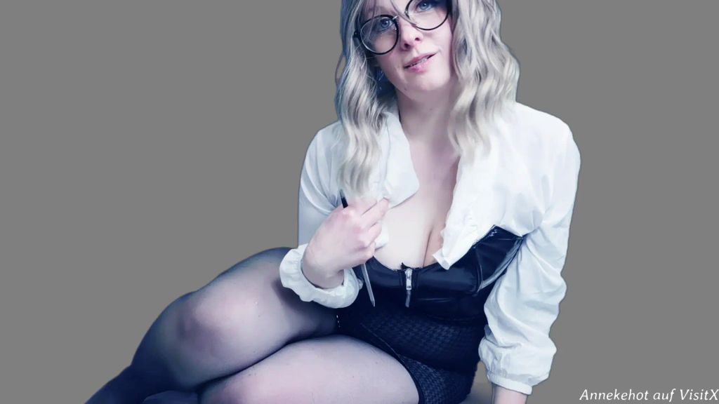 sexy foto nr. 2 von Sekretärinpisse - Chef darf glotzen