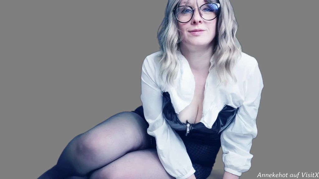 sexy foto nr. 5 von Sekretärinpisse - Chef darf glotzen