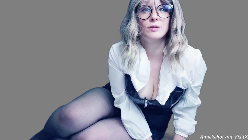 sexy foto nr. 6 von Sekretärinpisse - Chef darf glotzen