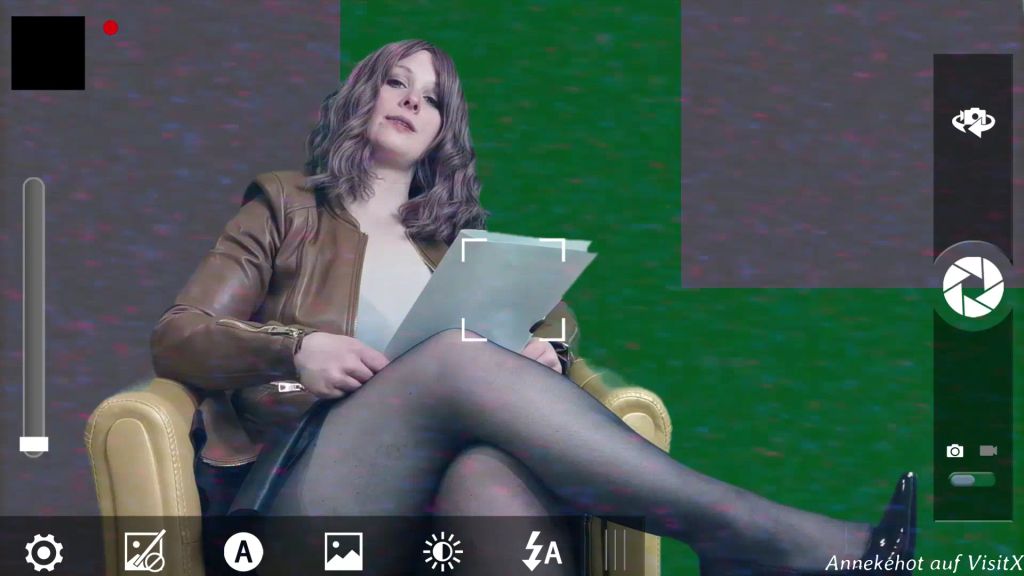 sexy foto nr. 2 von Moderatorin leistet schnelle Fotzenhilfe