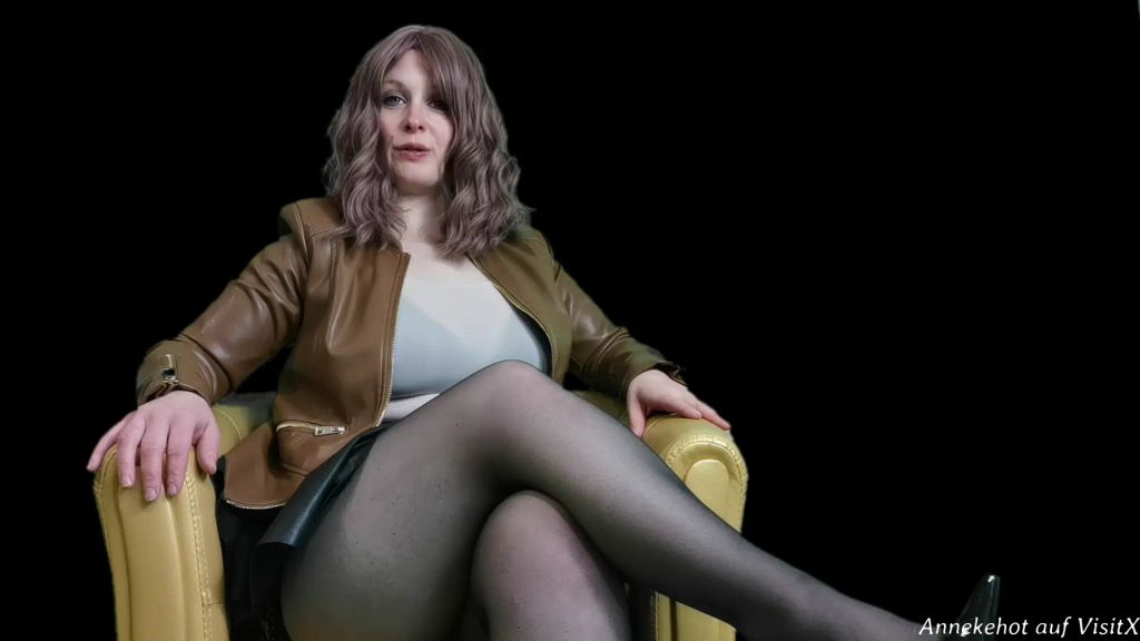 sexy foto nr. 4 von Moderatorin leistet schnelle Fotzenhilfe