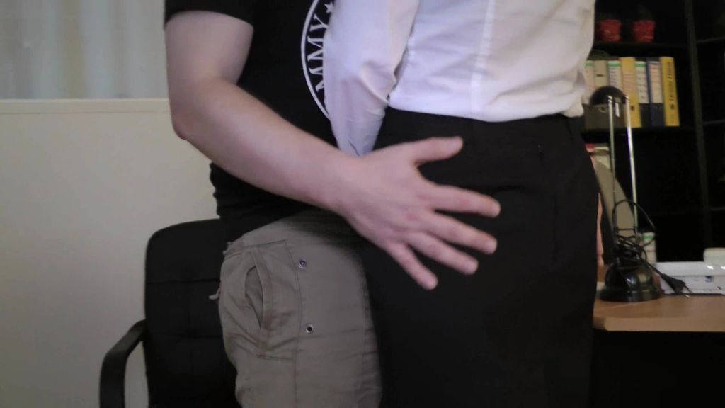 sexy foto nr. 3 von Sexgeile Chefin fickt Azubi