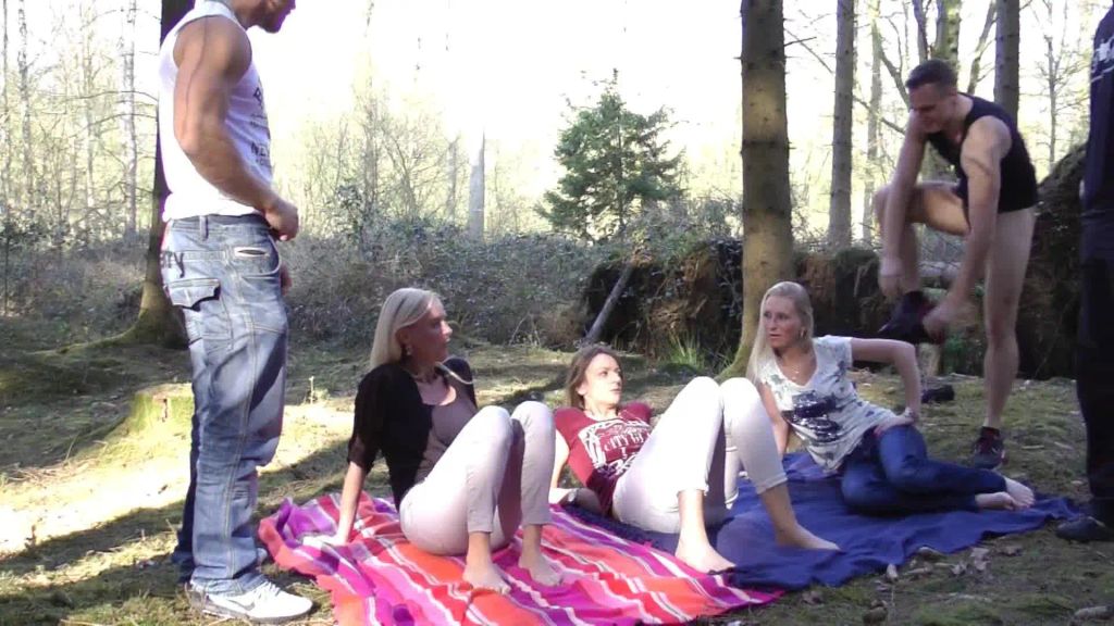 sexy foto nr. 2 von Outdoor-Fick-Orgie