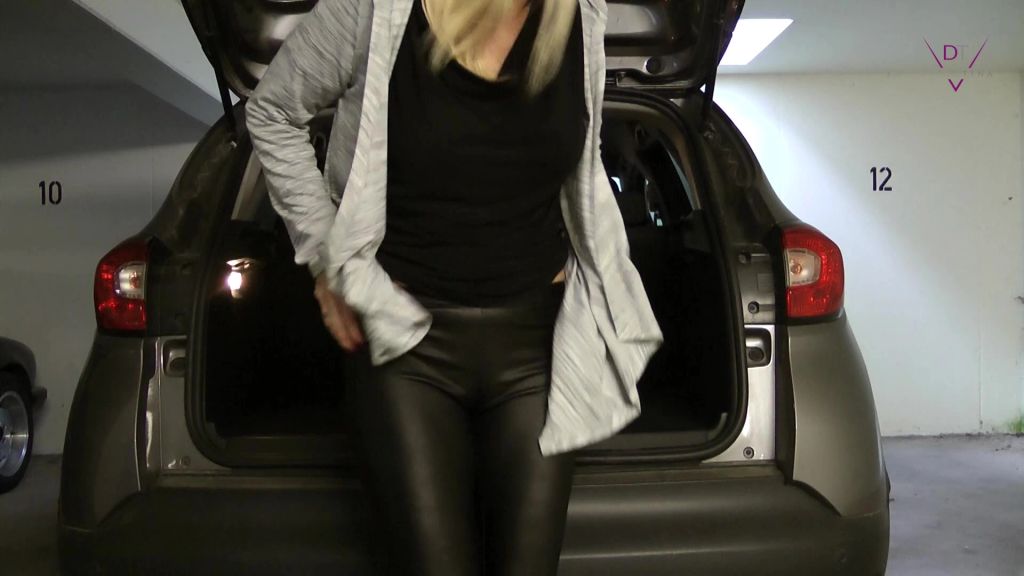 sexy foto nr. 4 von ERWISCHT beim MEGA-PUBLIC PISS