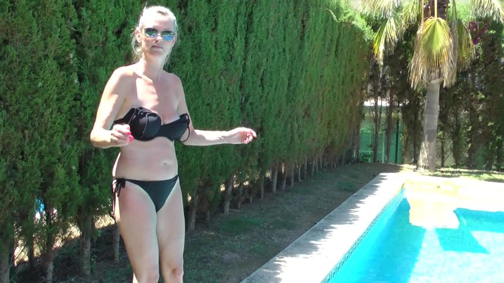 sexy foto nr. 2 von Public Piss am Hotel Pool