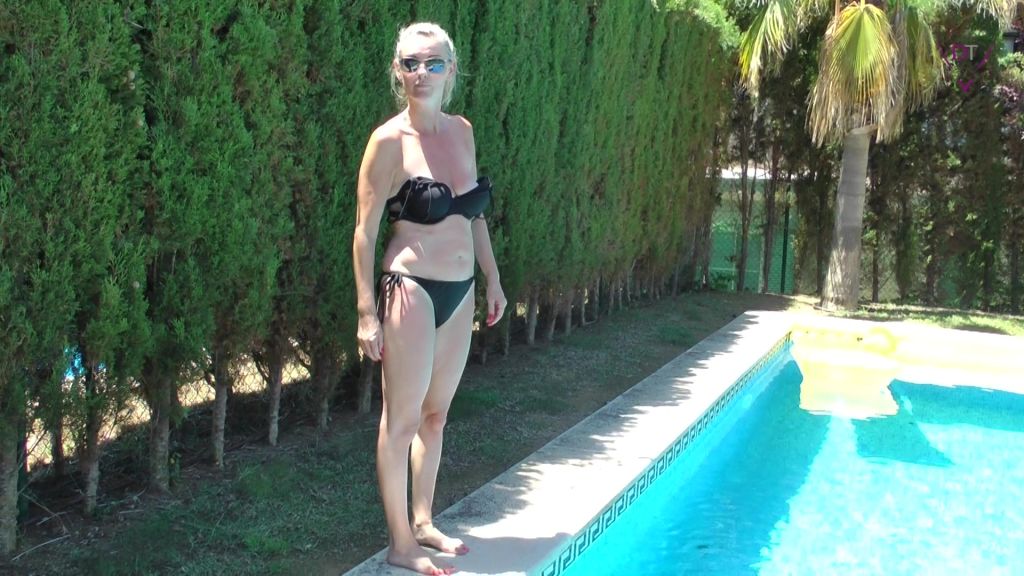 Public Piss am Hotel Pool