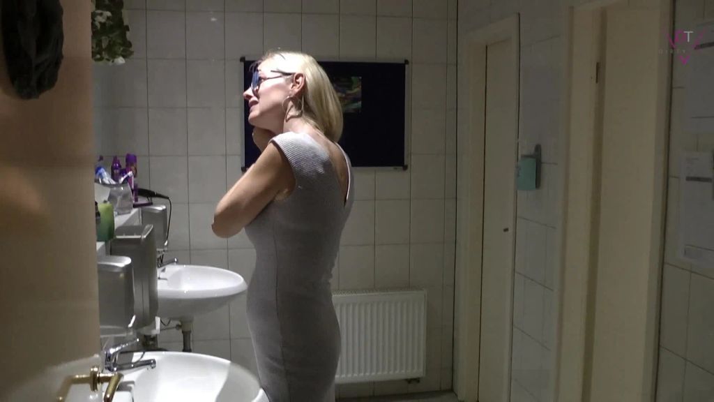 Erst in die Fotze und dann in den Arsch!
