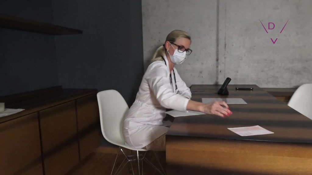 sexy foto nr. 1 von Praxis Dr.Tina – Frau Doktor: Ich muss ficken!!