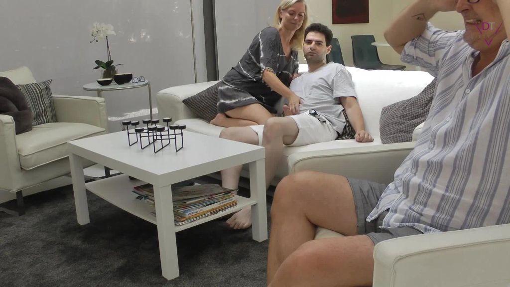 sexy foto nr. 3 von Er schaut Fußball – Ich ficke seinen Kumpel!