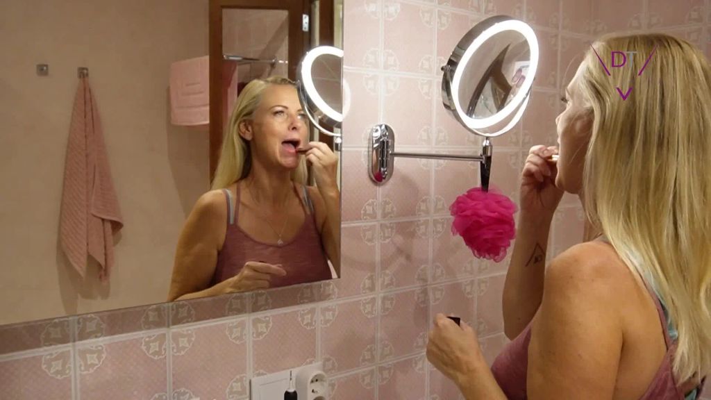 sexy foto nr. 1 von Frech in die Dusche gepisst!