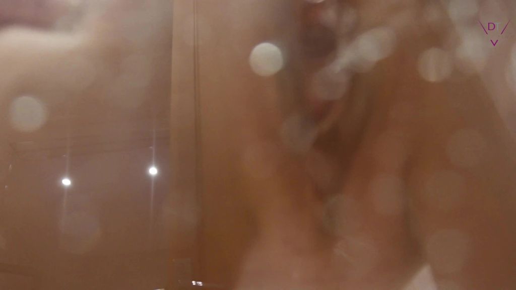 sexy foto nr. 9 von Frech in die Dusche gepisst!