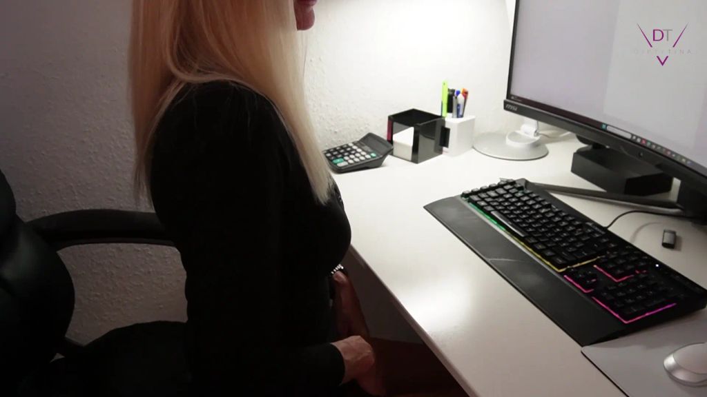 sexy foto nr. 3 von Fräulein Müller fickt wieder im Büro!