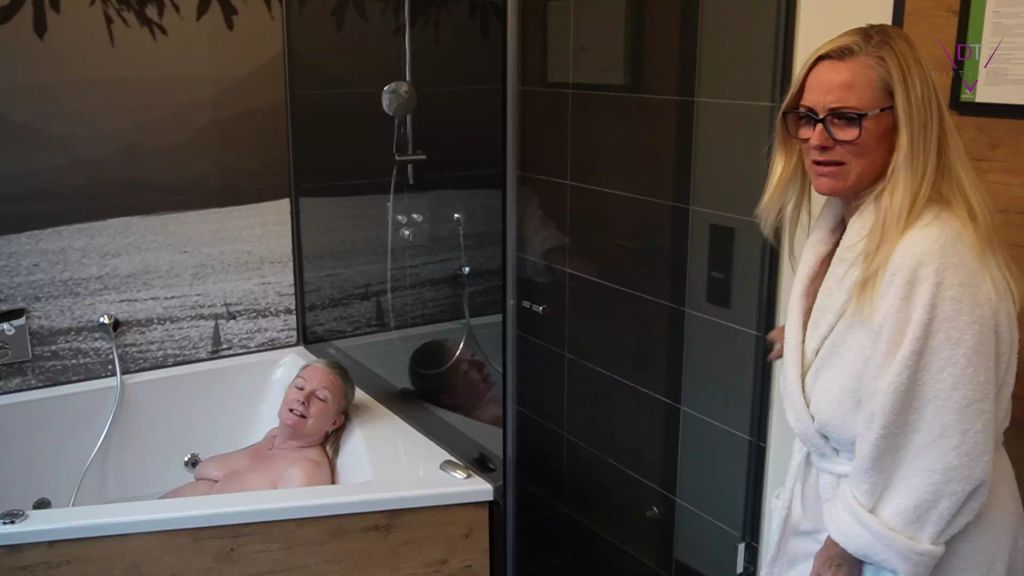 sexy foto nr. 1 von Geiles MILF Pissen Part 1