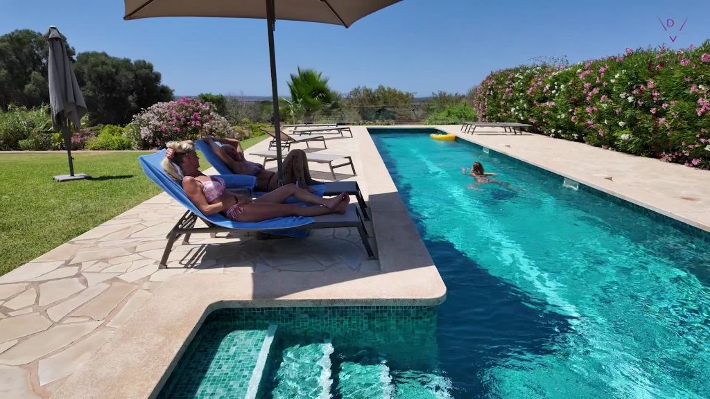 Vorschaubild zum Video „Geile Leckspiele auf Mallorca“ von Dirty Tina